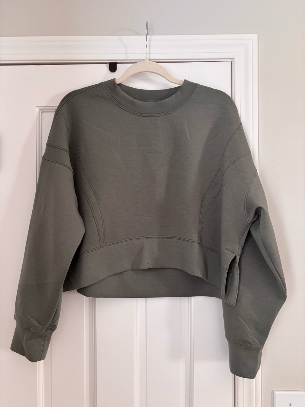 Boxy Cropped Sweatshirt in Olive